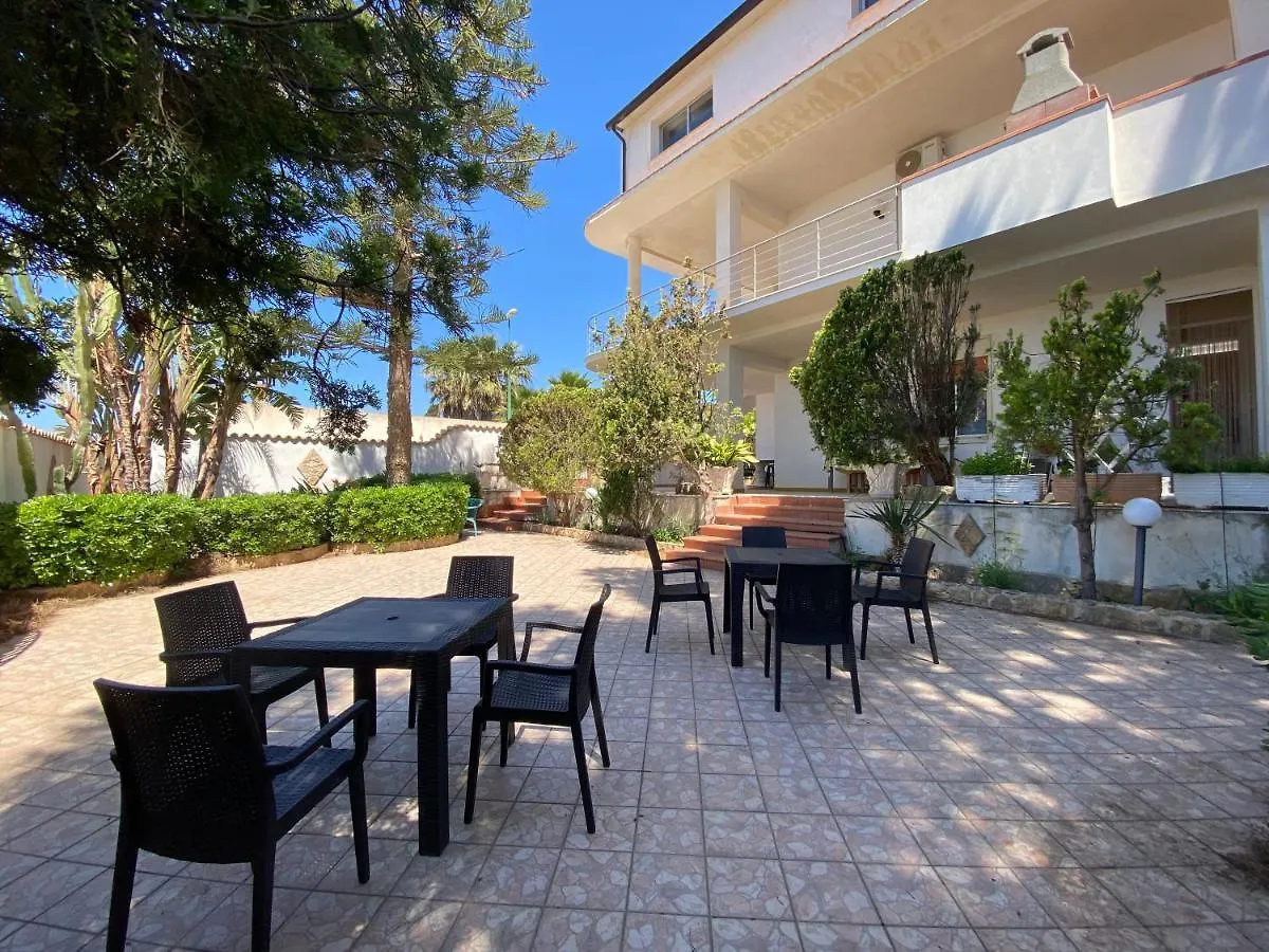 200M From The Sea - Large Private Patio With Bbq location
